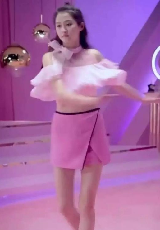 关晓彤|关晓彤拍摄“卫生巾”广告，未P图照曝光，网友：这太撩人了