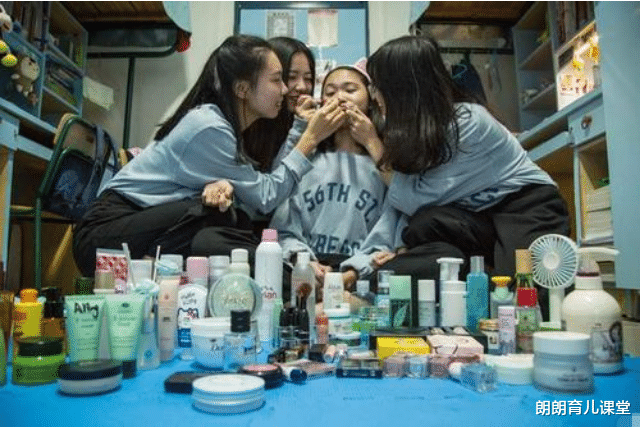女大学生|女大学生化妆四年“对比照”火了，网友：猜中开头却没猜中结尾