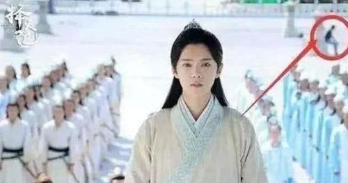 穿帮镜头|史上最穷剧组的穿帮镜头，经费确实很短缺，这个头套已经假到没朋友了