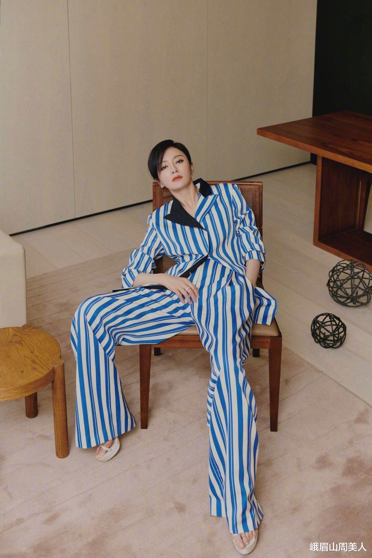 峨眉山周美人|秦岚太有女人味了，穿黑色紧身衣勾勒出凹凸身材，蛮腰长腿真撩人