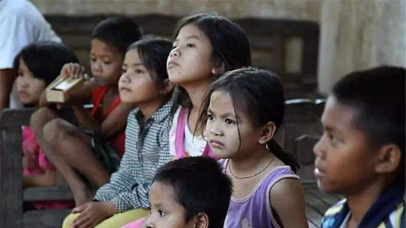 安吉丽娜·朱莉|19年前，美国影星朱莉收养的柬埔寨男孩，可能是偷来的
