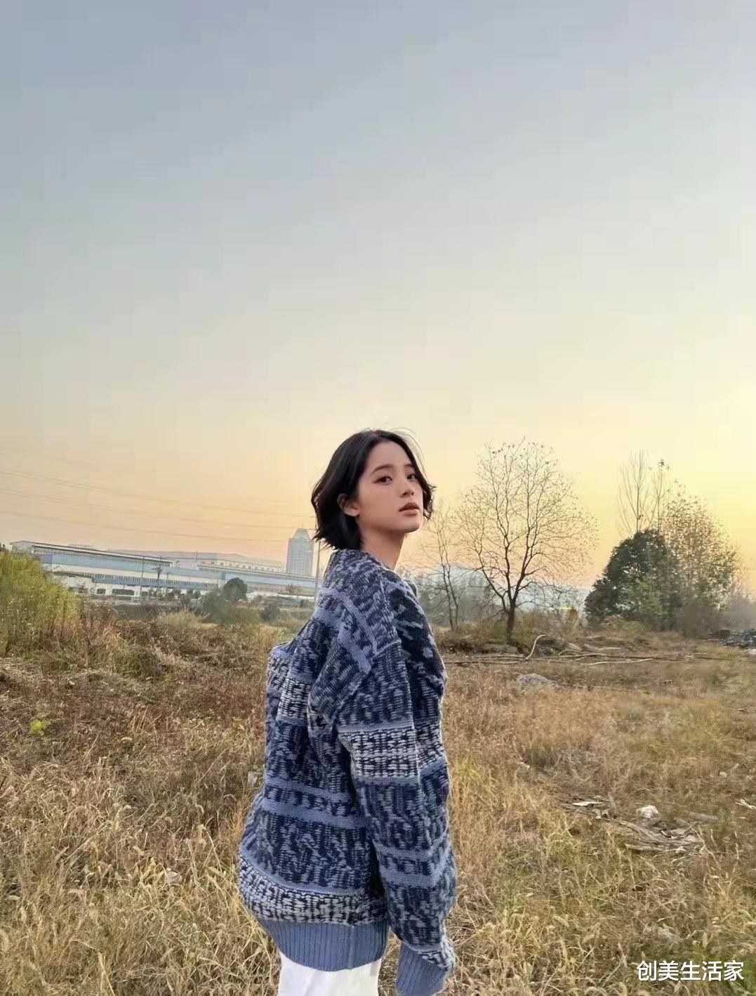 化妆品 欧阳娜娜灰蓝白针织毛衣配白色长裤复古文艺,中分短发俏皮十足