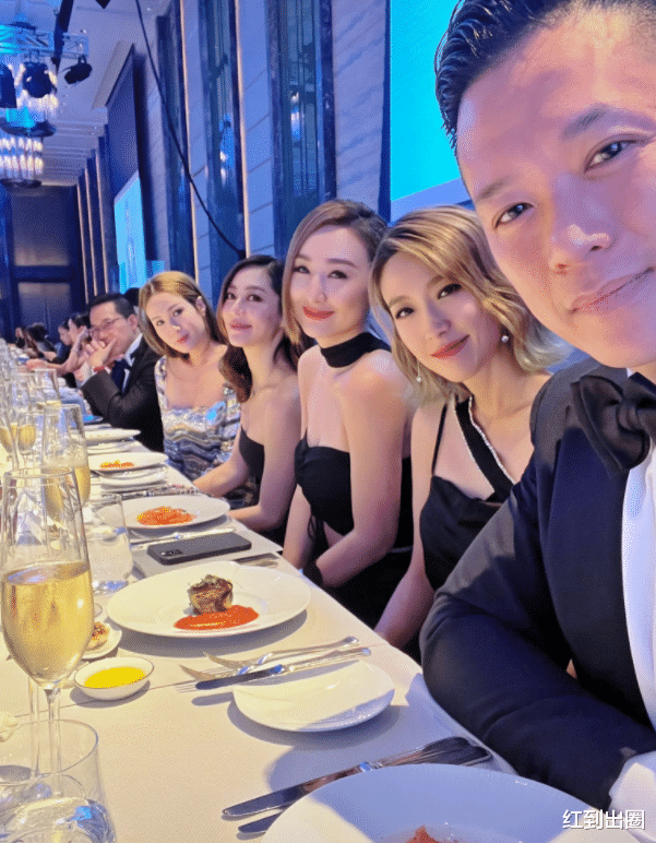 胡杏儿|胡杏儿富豪老公出席高端晚宴，脸色微红疑喝醉，和众女星亲密合照