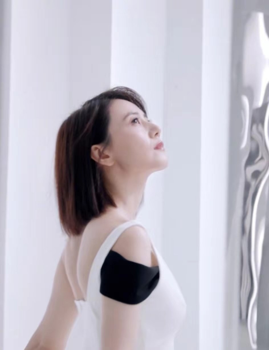 时尚风行派|赵又廷眼光真好！41岁高圆圆吊带裙都能穿出优雅范，美貌圈内罕见