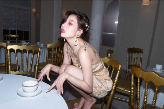 金泫雅|女星都要努力减肥？泫雅喝运动饮料增肥，网友：这就是美女的困扰吗？