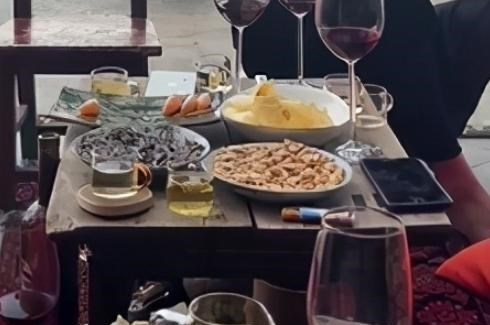 杨丽萍|杨丽萍海景豪宅内景曝光！双腿大开坐姿豪放，餐桌油腻一片凌乱