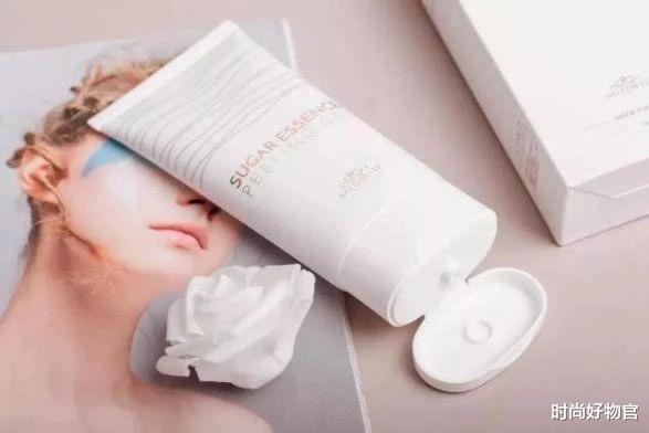 时尚好物官|鞠婧袆玩手机样子都这么可爱，穿吊带背心自拍，皮肤白皙能捏出水