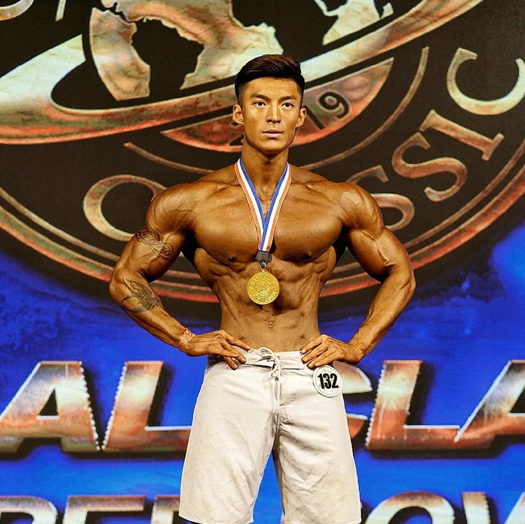 松山芭蕾舞团|酷似林更新的185肌肉私教被抓拍，没想到他的沙滩照更好看