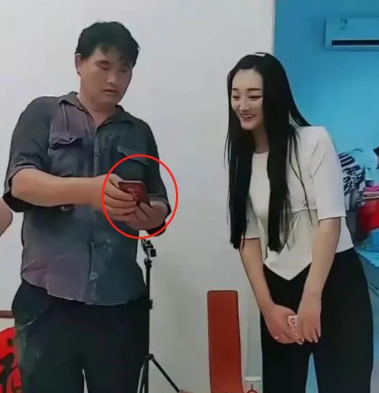 朱之文|大衣哥有两三部智能机，却总是用老年机？朱之文亲自给出了回应！