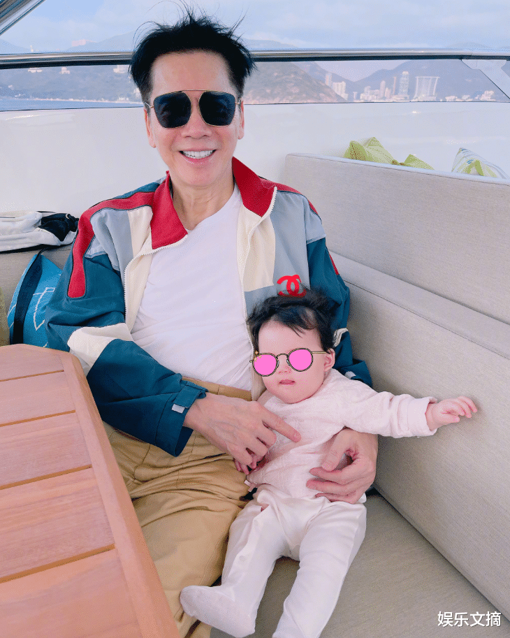 郭碧婷|向佐父亲节晒全家福,宝宝正脸照超可爱,郭碧婷小腹隆起疑怀二胎