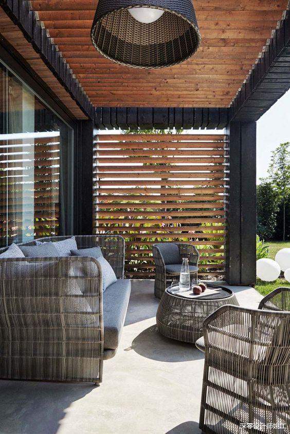 |外国人偏爱开放式阳台,还在侧边装百叶窗,不挡风不挡雨有何用?