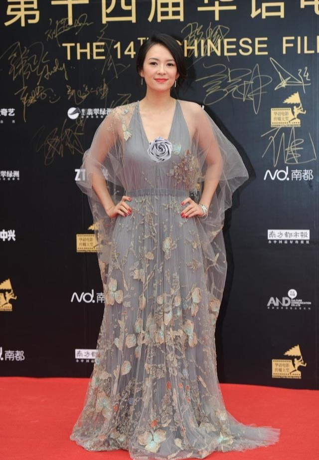 章子怡|章子怡真敢穿，抹胸裙全靠2根带子固定，“花瓶身材”太迷人了