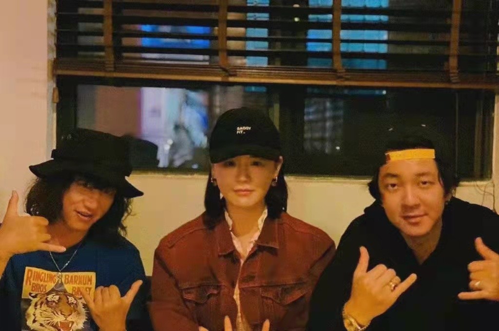 时尚风行派 马思纯恋爱后长出幸福肥！挽男朋友笑出双下巴，穿大码黑裙都显壮