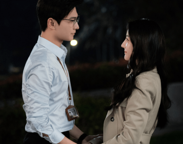 迪丽热巴|迪丽热巴凌晨现身机场，穿修身针织衫秀小蛮腰，遭代拍围堵鞋被踩掉了