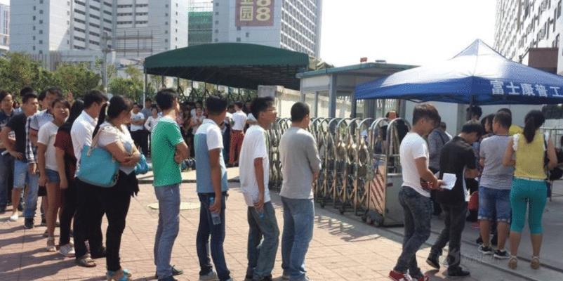 深圳街头一角,流浪女穿着“光鲜亮丽”的背后,却在捡剩菜剩饭?