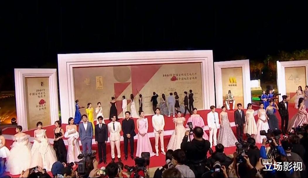 张译|34届金鸡红毯，张译紧张到搓衣角，青年演员蹲下为陈道明“让镜”