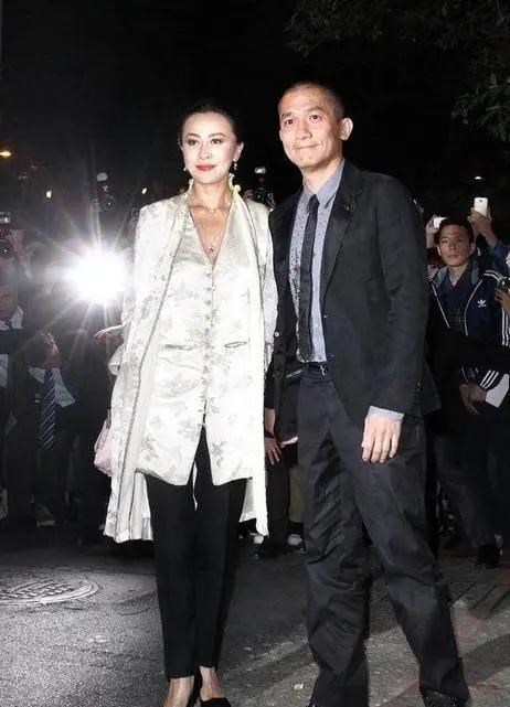 清浅微笑的我|刘嘉玲终于穿对了一次！一袭白色中式丝绸套装出席活动