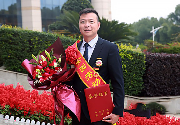 热点微评社 行业无贵贱!41岁男子“因砌墙”被奖励100万:22年初心不变!