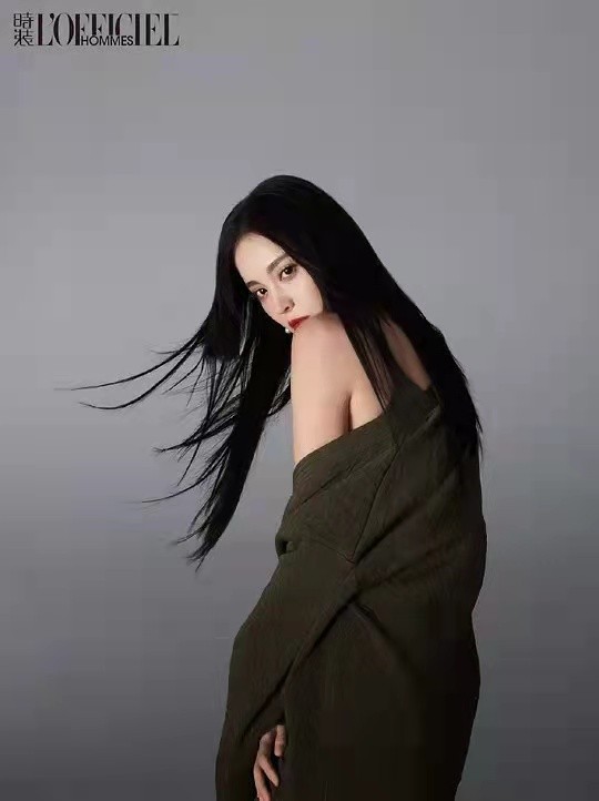 古力娜扎 娜扎新大片曝光！穿大红色连裤袜竟然都不显土，公主切发型超美艳