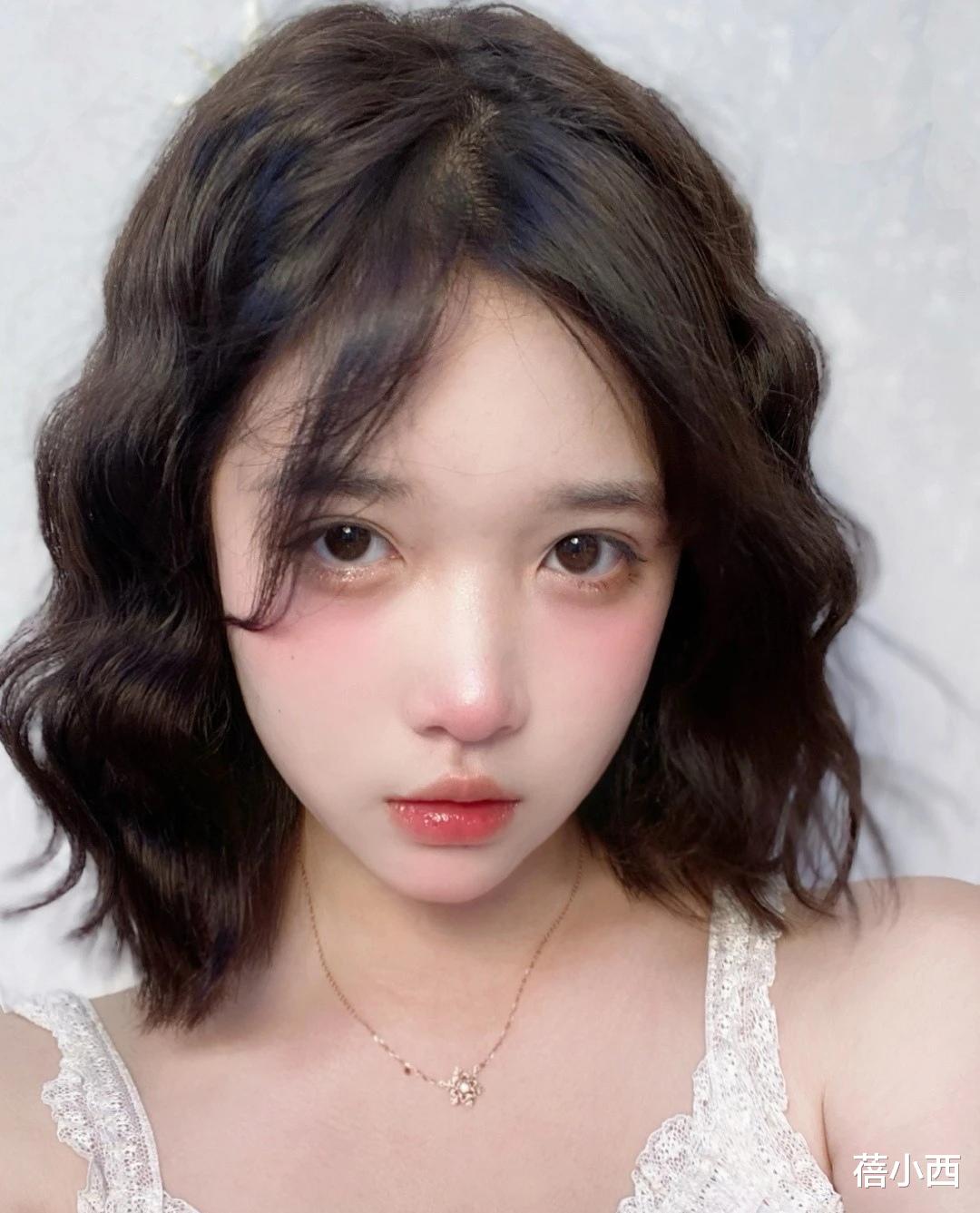 防晒 今秋别留黑长直了，试试这“4种”气质发型，减龄还显脸小