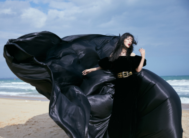 李菲儿|黄晓明“最美前任”名副其实，李菲儿穿无痕裙时，秀出内搭引躁动