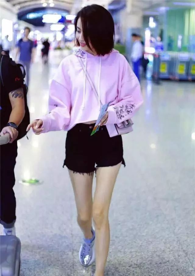 何有强|佟丽娅单身后打扮更“嫩”了，粉色卫衣配短裤休闲随性，甜美俏皮