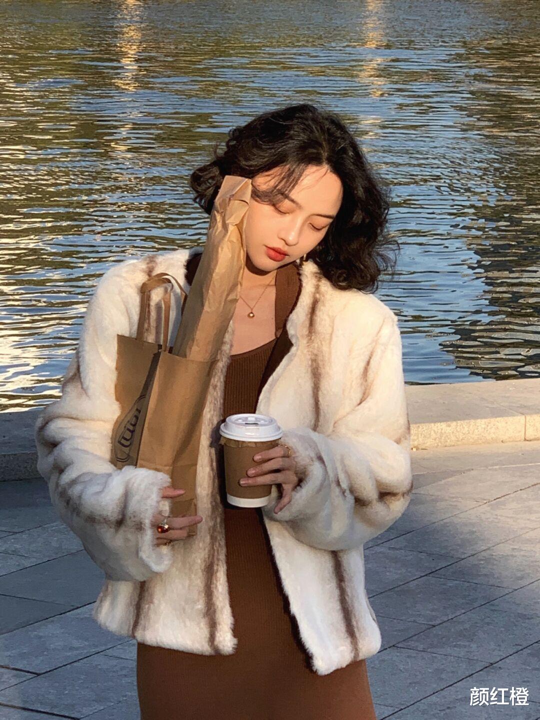 颜红橙 冬天不一定要穿裤子才保暖，这些连衣裙不仅洋气还保暖，值得借鉴