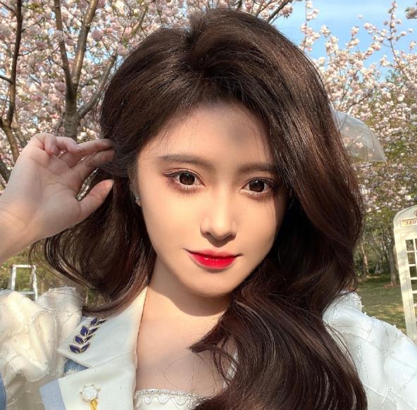 刘亦菲|鞠婧祎被同门师妹模仿后，精致风变简约风，晒夏日照片秀锁骨窝