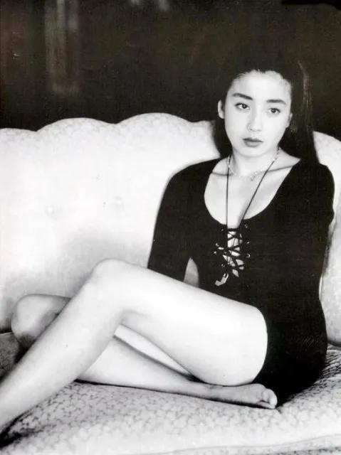 霍启刚|宫泽理惠母亲透露：我含泪把姐妹俩送进了导演的房间，锁上了门