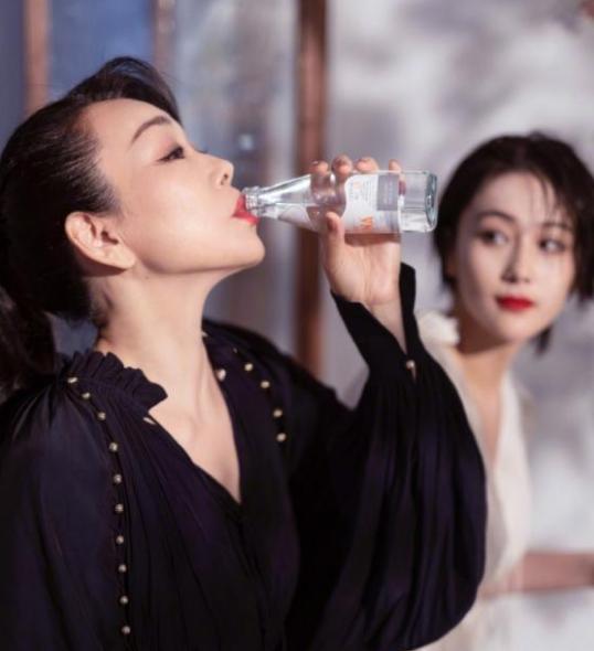 好物官 张馨予为妈妈“拍写真”庆生，肌肤细腻光滑，自用面霜“成亮点”