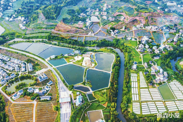 佩垚小屋 四川一小县经济实力不断积累，还将建两座高铁站，扩大了产品销路