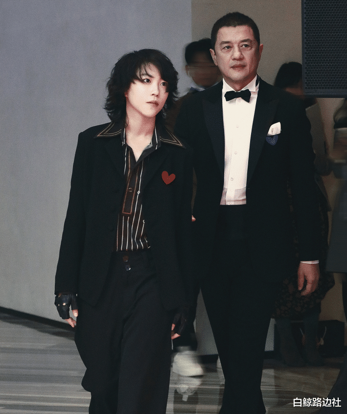 李云迪|李亚鹏和窦靖童罕同框！不顾阻拦一起走红毯，继女留长发酷似王菲