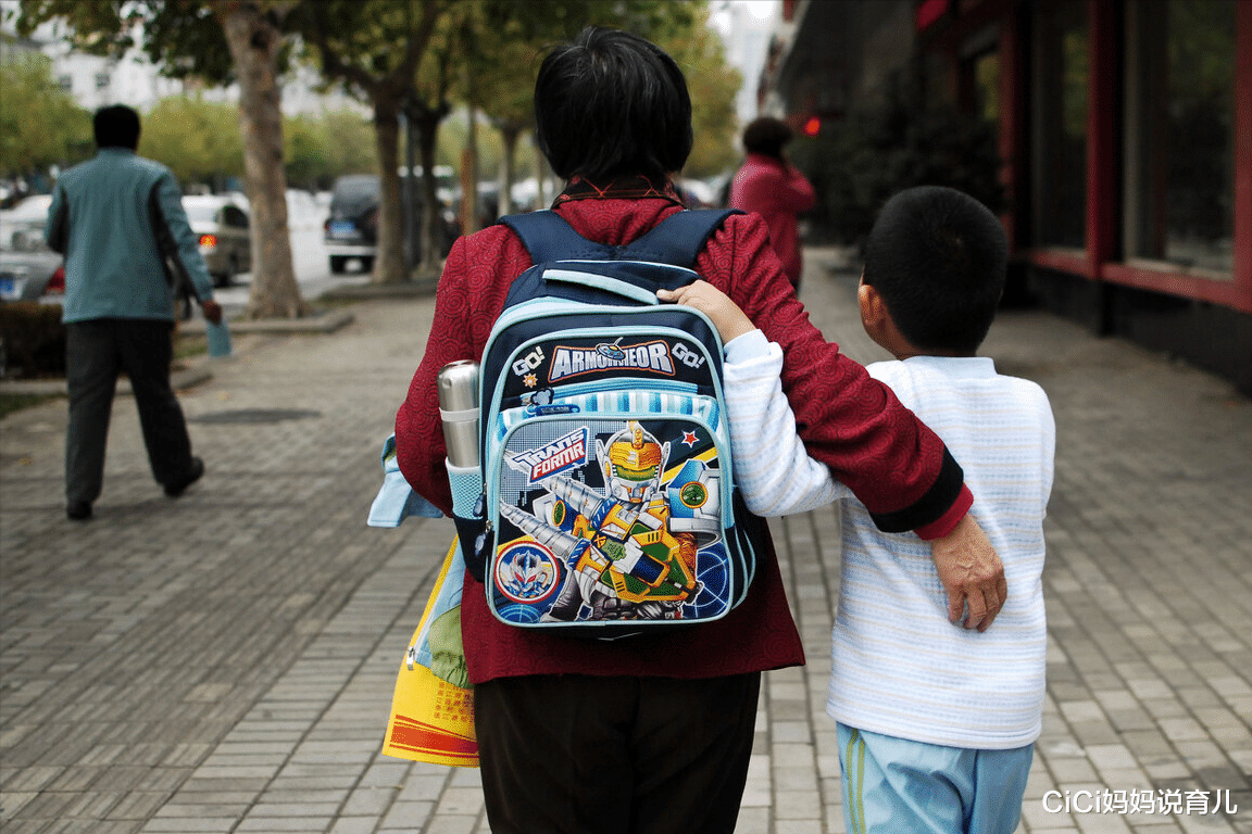 CiCi妈妈说育儿|孩子初入幼儿园，4种话不要“总问”，越问孩子越不肯去幼儿园