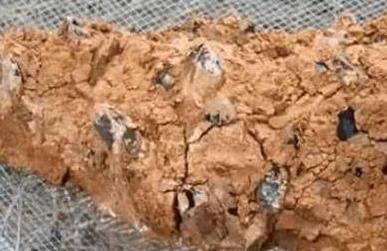 池塘|男子钓鱼捡到一坨会发光的泥，拿水冲了下，老人看后眼睛冒绿光