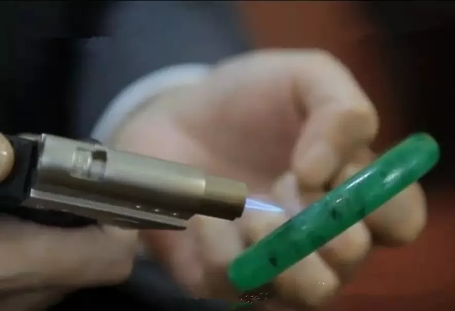 翡翠手镯|玉商排队求购的极品翡翠手镯！满绿透亮，价格仅仅1200万！