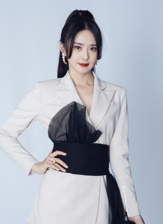 王一博缺席《天天向上》但多了两个女主持人,只是出镜身份有点尬