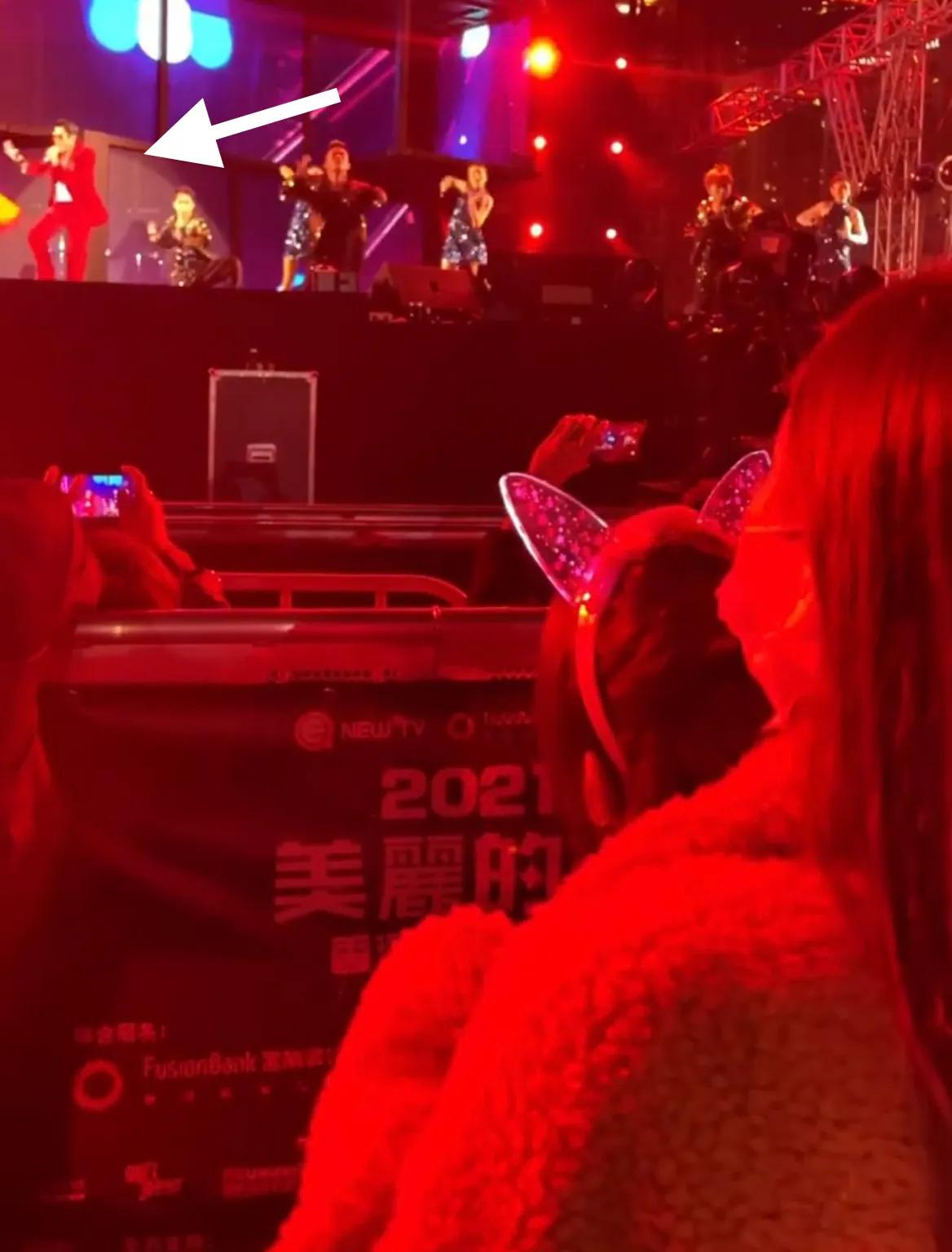 郭富城|郭富城跨年晚会台上劲歌热舞，方媛抱女儿台下打气，同框方式有爱