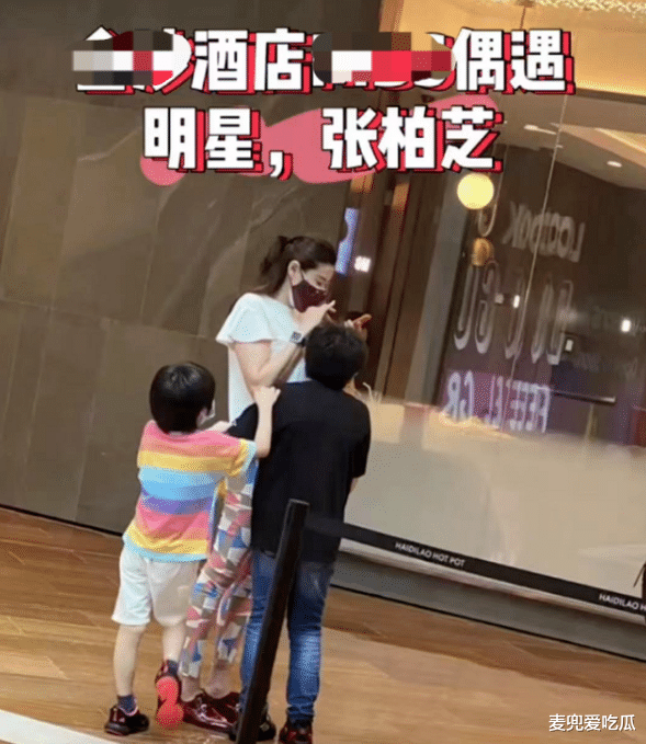 张柏芝|张柏芝带两儿子现身酒店？二儿子谢振南驼背，小儿子衣服抢镜