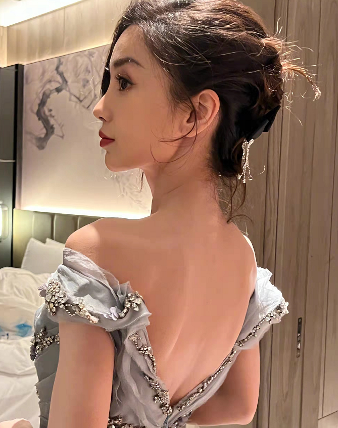 Angelababy Baby跨年发型大爆火!穿露肩公主裙央视脸美得开挂,成晚会大赢家
