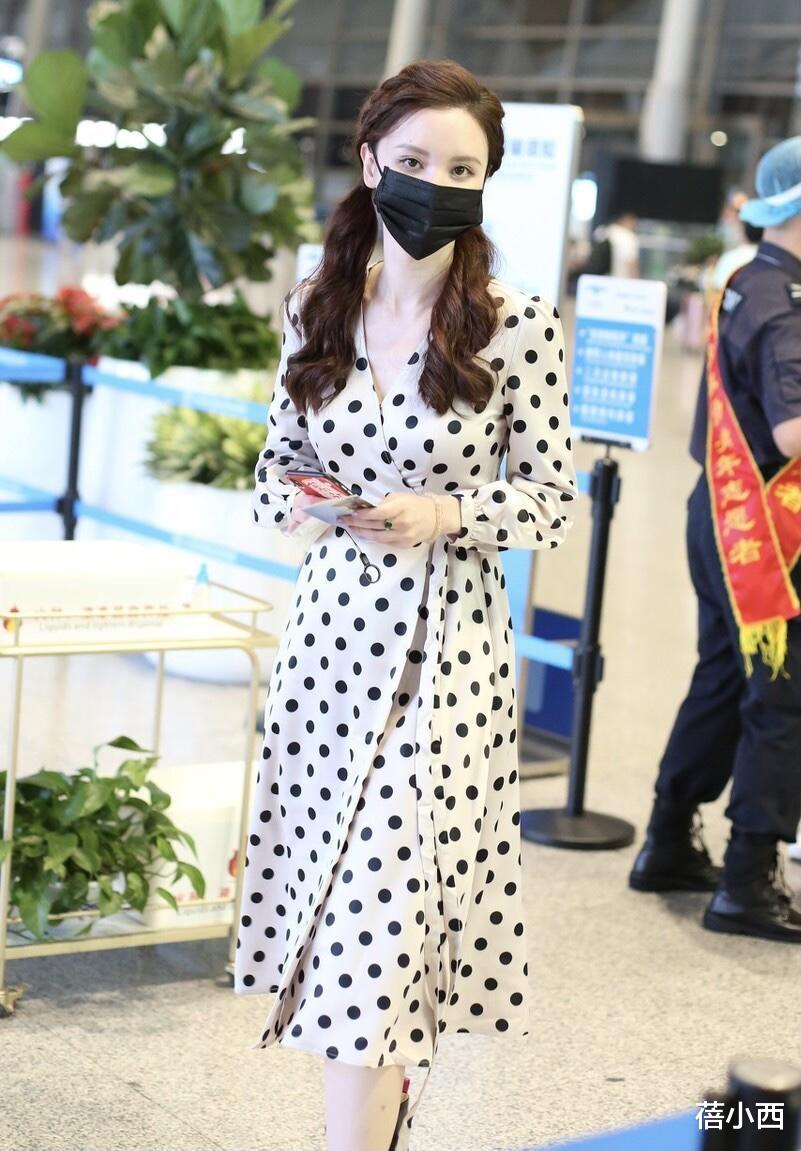 素菜|张萌带火了一种穿搭，叫“波点连衣裙+双马尾”，年龄都被藏起来