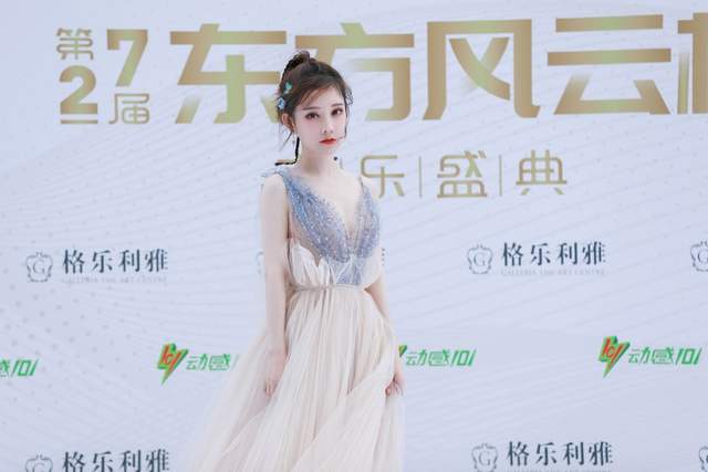 冯提莫|冯提莫红毯造型合集，东方风云榜惊艳亮相，轻纱长裙曼妙动人