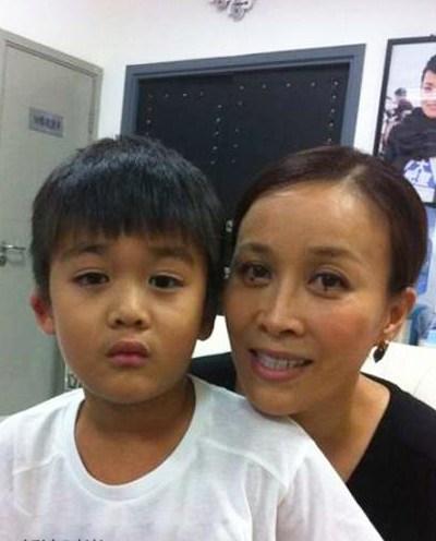 那英|那英带女儿伦敦逛街豪购态度有点凶，14岁女儿安静乖巧五官像爸爸