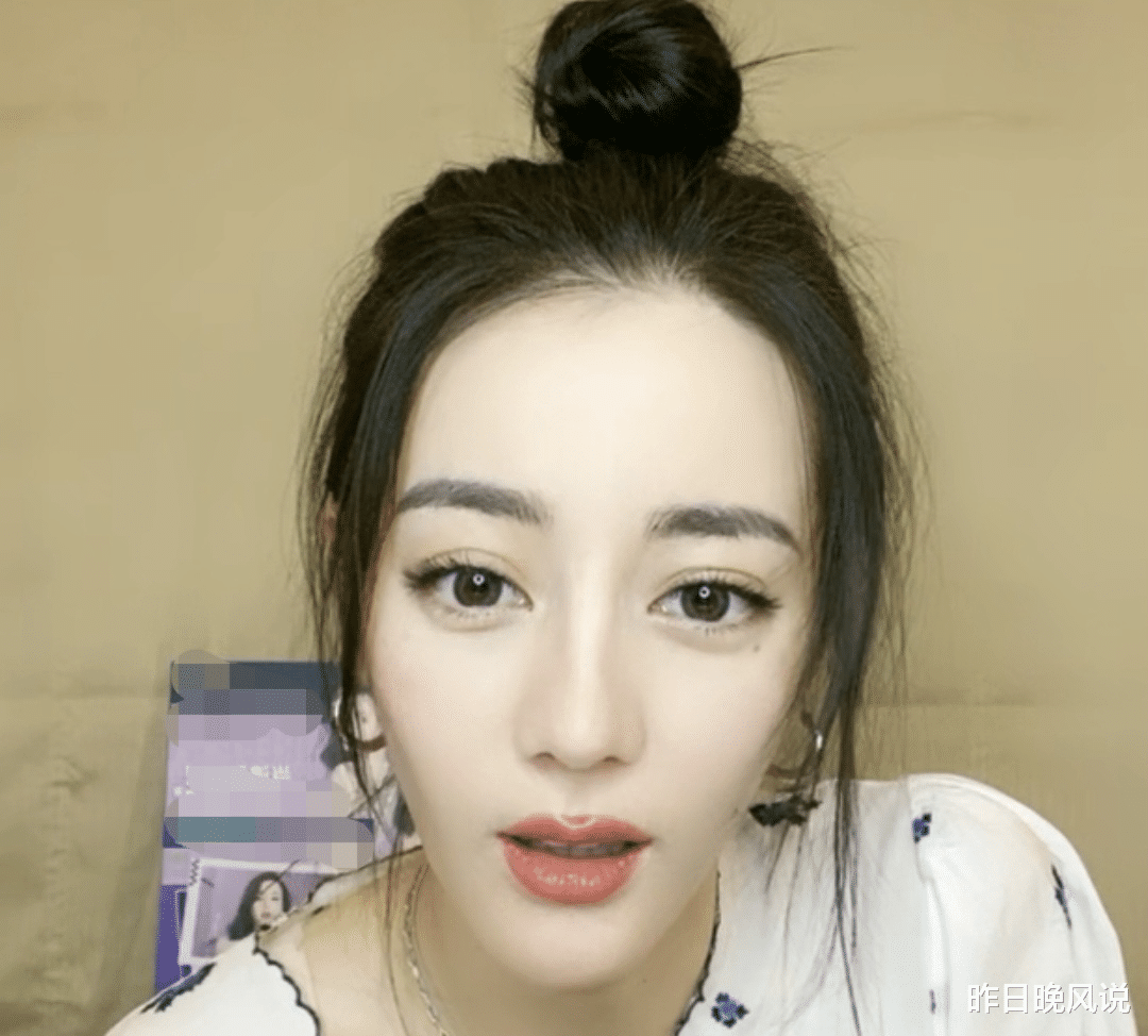 迪丽热巴|迪丽热巴变吃货主播，和粉丝互动声音甜美，长脸型却影响整体美感