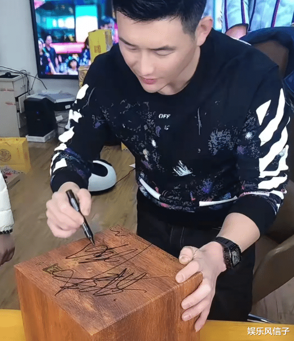 谢孟伟|谢孟伟真豪横，自称签名照价值过万，穿过的衣服被拍出10万高价