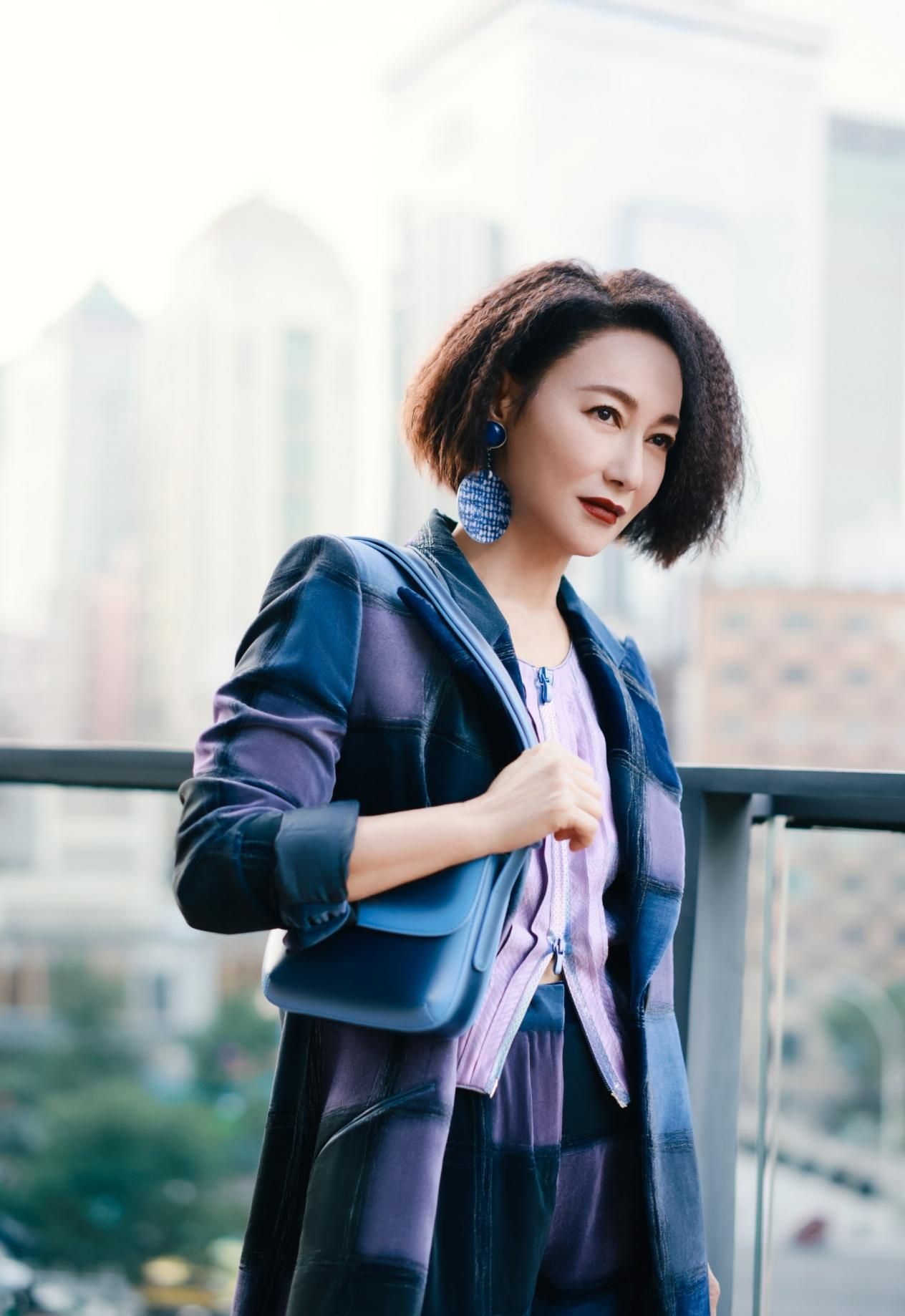 时尚圈的奇葩大喵 61岁状态比20岁的还要好？惠英红T台走秀气场全开，筷子腿太抢镜