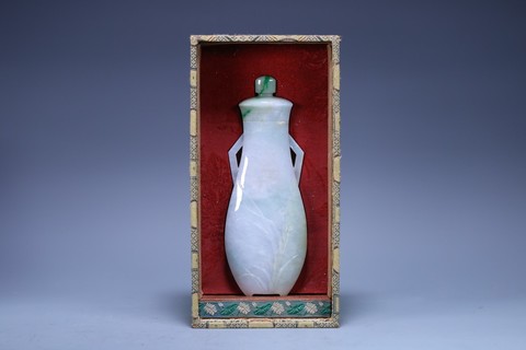 翡翠|民国， 翡翠双耳带盖赏瓶