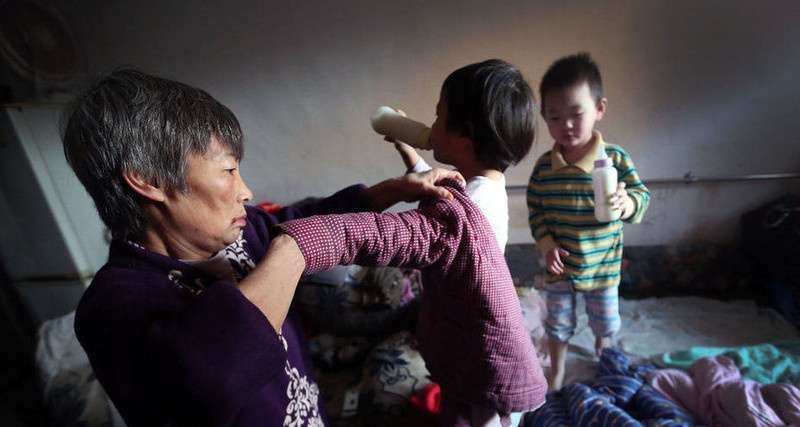 6旬老太冒死生龙凤胎,丈夫瘫痪在床,打七份工捡破烂养活孩子