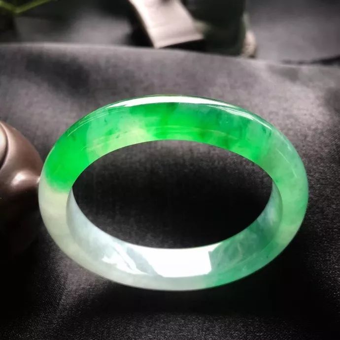 翡翠|翡翠有这些“瑕疵”后，身价立马翻百倍！