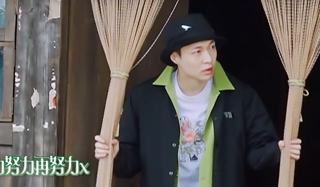 张艺兴|张艺兴“起床照”火了，没化妆就站在太阳光下，网友：确定29岁？