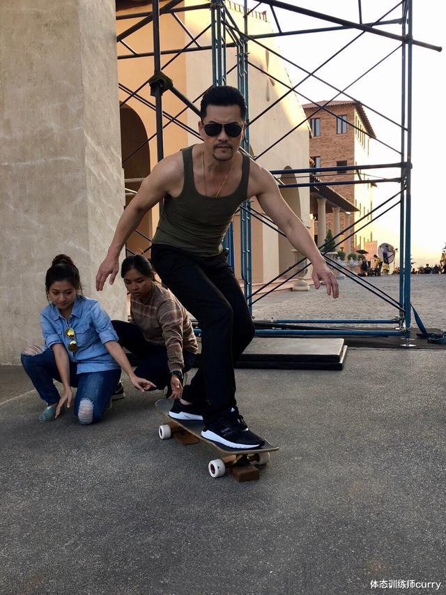 运动|63岁吕良伟这身材？真是越活越年轻，对抗衰老，自律运动不能少